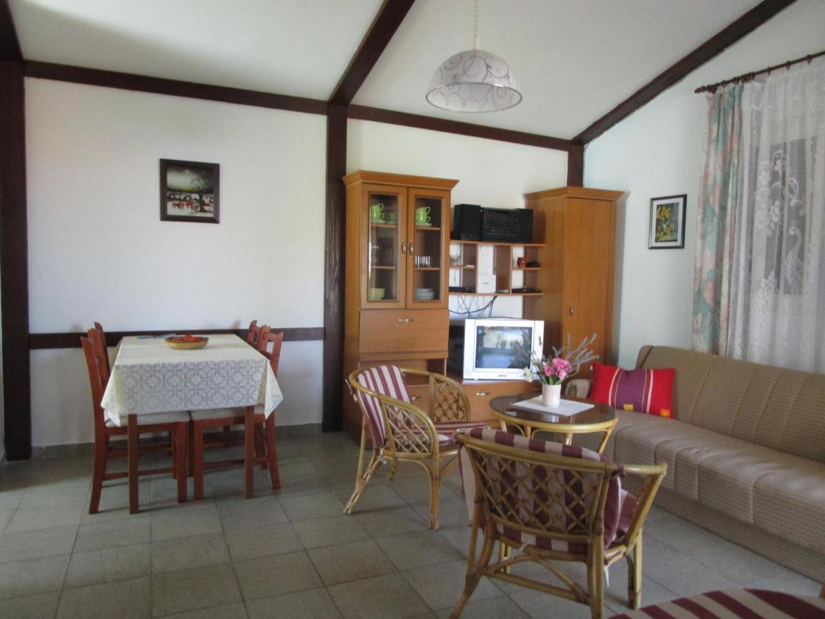 Beachfront House Nada - Happy Rentals Karlobag Zewnętrze zdjęcie