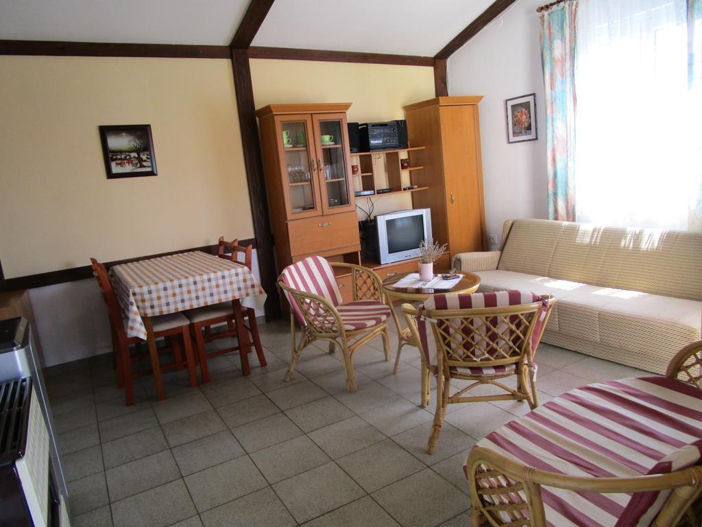 Beachfront House Nada - Happy Rentals Karlobag Pokój zdjęcie